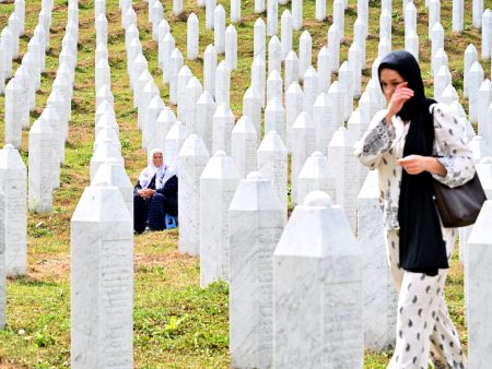 دفن عظام وناجون يسلكون طريق الهروب في ذكرى مذبحة سربرنيتسا