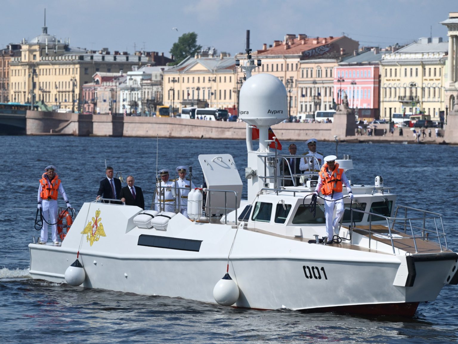 مسيّرات تستهدف سان بطرسبورغ خلال مشاركة بوتين في الاحتفال بيوم البحرية