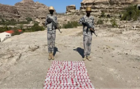 دوريات الأفواج الأمنية بجازان تُحبط تهريب 20,400 قرص خاضع للتداول الطبي