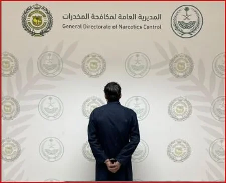 القبض على شخص بمنطقة تبوك لترويجه حشيش وإمفيتامين وأقراص مخدرة