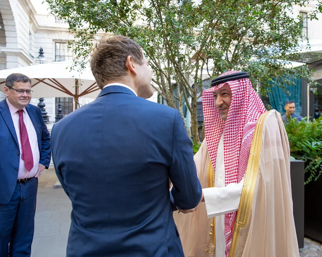 نائب وزير الخارجية يستعرض العلاقات الثنائية مع وزير الدولة البريطاني لشؤون الشرق الأوسط وشمال أفريقيا