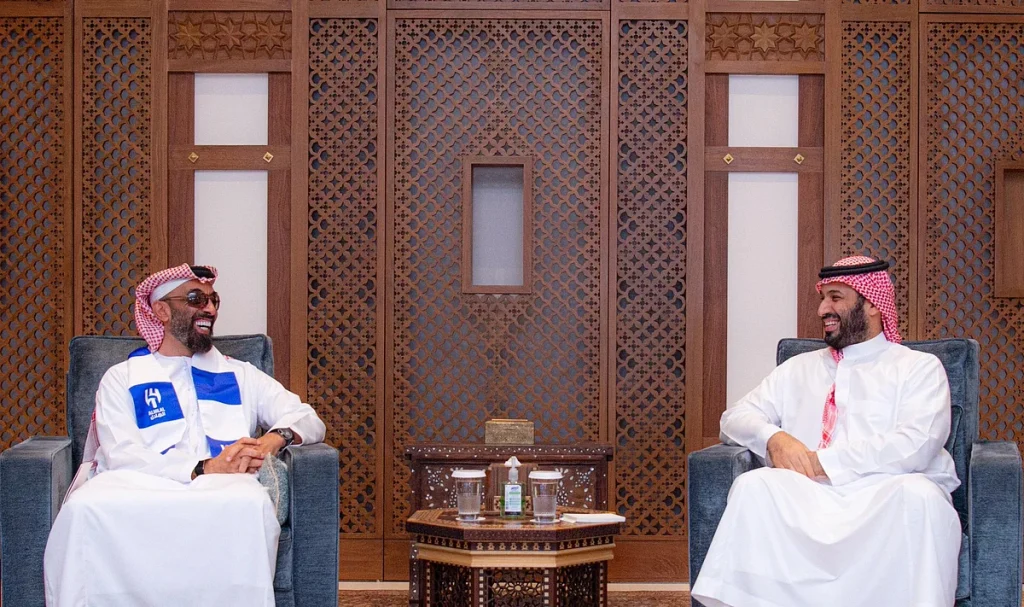 ولي العهد ونائب حاكم إمارة أبوظبي مستشار الأمن الوطني بالإمارات يستعرضان علاقات التعاون