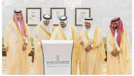 بتكلفة 380 مليون ريال.. نائب أمير المنطقة يدشّن 6 مشاريع للطرق بالمنطقة