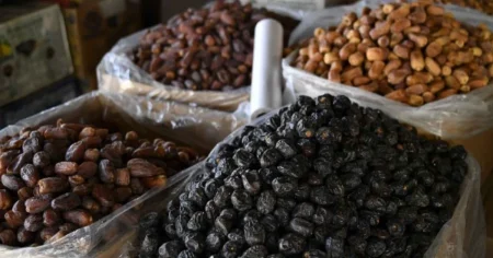 تاجر يحدد أشهر أنواع التمور في المدينة المنورة