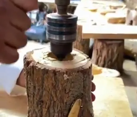 الأنامل الذهبية..شاب يحول بقايا الأشجار لقطع فنية بالقصيم