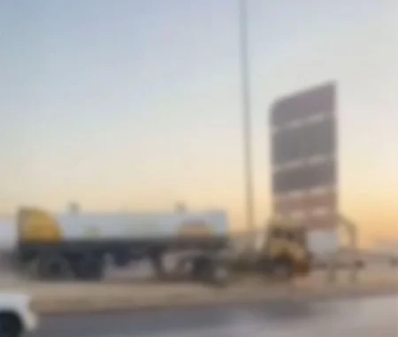 المرور يباشر حادثًا لاصطدام شاحنة بمركبة متوقفة وواجهة محل تجاري بمنطقة الرياض