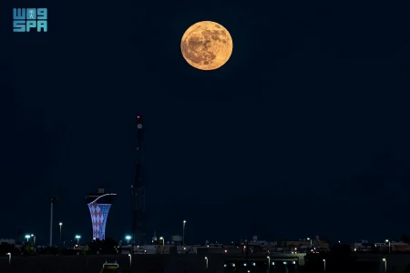 رصد «قمر الغزال» في سماء عرعر بالحدود الشمالية