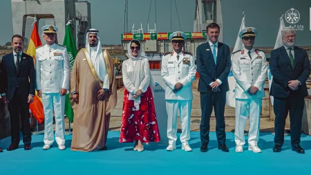 «البحرية» تُرسي عارضة سفينة جلالة الملك المدينة 838 في إسبانيا