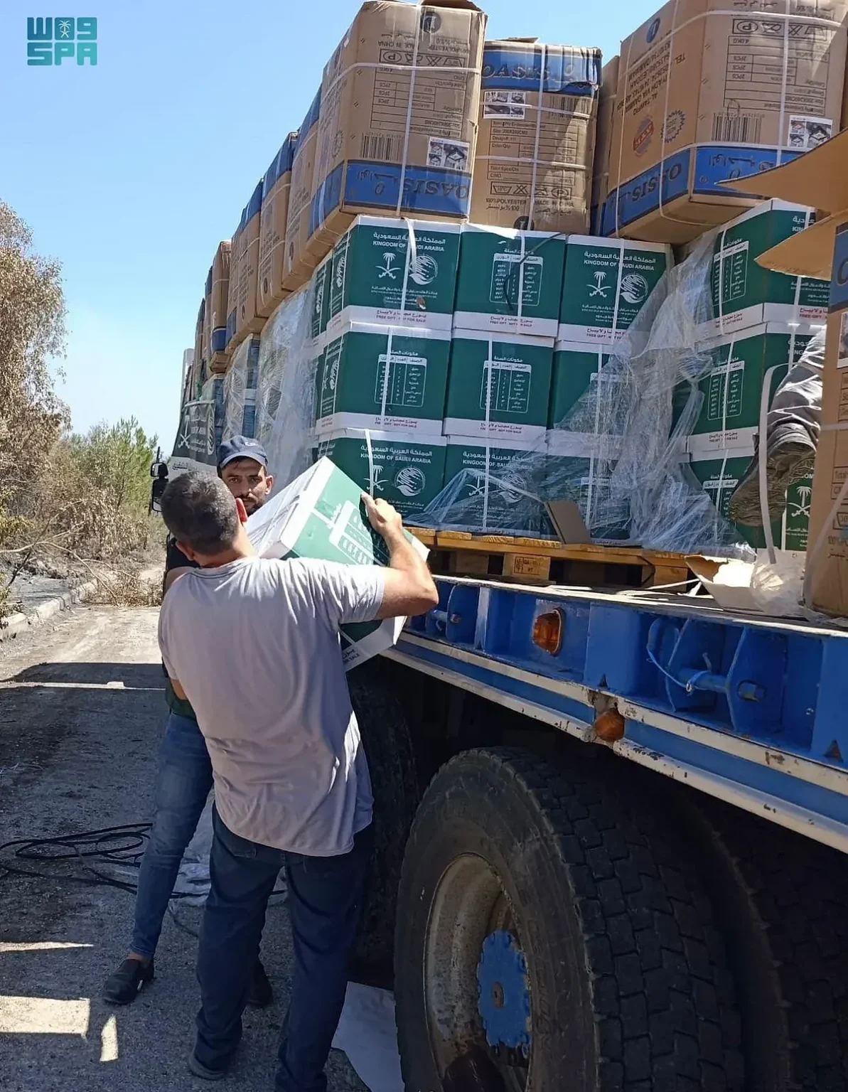 «إغاثي الملك سلمان» يواصل توزيع المساعدات على الأسر المتضررة من الحرائق في ريف اللاذقية