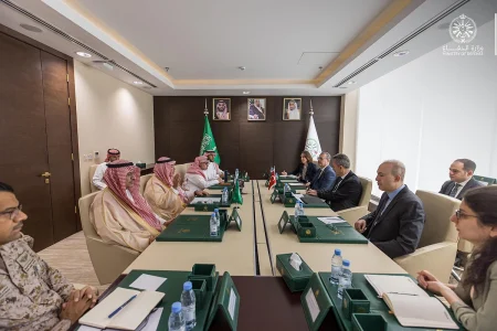 مساعد وزير الدفاع يستقبل رئيس هيئة الصناعات الدفاعية التركية