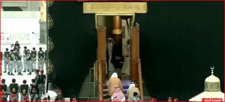 نيابة عن خادم الحرمين.. نائب أمير مكة المكرمة يتشرف بغسل الكعبة المشرفة