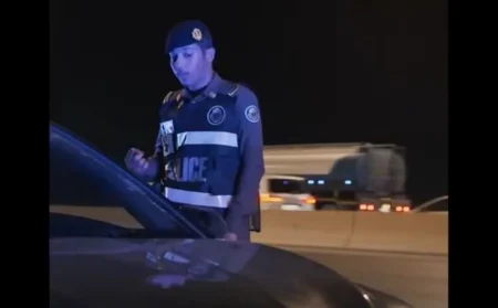 منها استخدام الجوال والتظليل الكامل للمركبة.. ضبط مخالفات مرورية مؤثرة على طريق الملك فهد