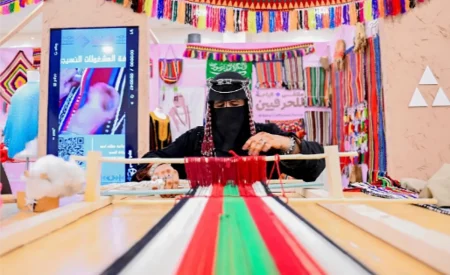 "حياكة السدو" تُبرز عمق التراث الثقافي في صيف منطقة الباحة