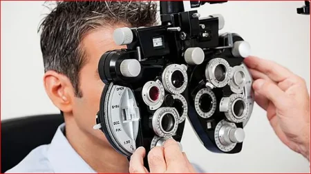 استشاري: فحص العين سنويا ضروري للجميع.. والعدسات اللاصقة والمكياج لا يؤثران على الشبكية