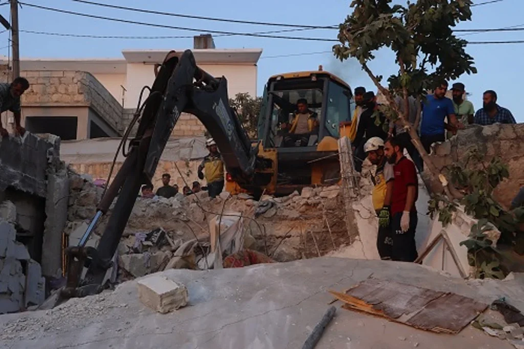 الدفاع المدني السوري: مقتل 3 مدنيين بينهم طفل وامرأة في انفجار أحد الأبنية بريف إدلب