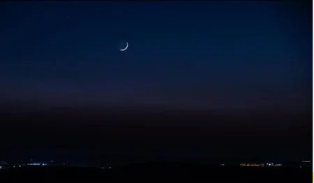 اقتران هلال صفر 1447 بنجم "قلب الأسد" يزيّن سماء الحدود الشمالية