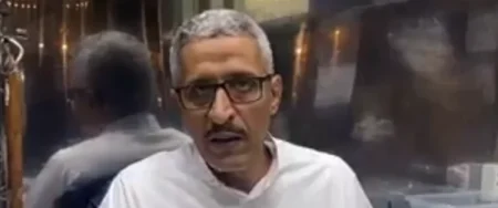 ورث المهنة عن والده.. بائع عسل يروي قصة 55 عاما من العمل