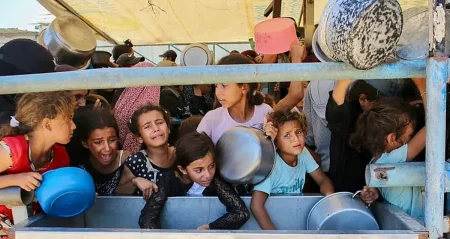 ضغط عربي ودولي يفتح ثغرة إنسانية لغزة.. مساعدات ووقف جزئي للحرب