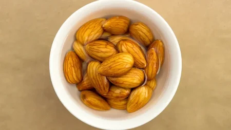 «اللوز المنقوع» كنز غذائي قد يساعد على تحسين الهضم والمذاق