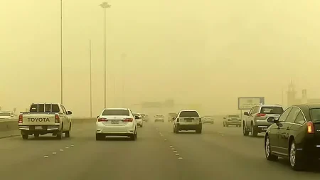 "الأرصاد": أمطار متوسطة وأتربة مثارة ورياح نشطة على الباحة وجازان