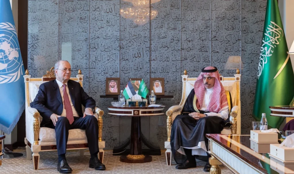 وزير الخارجية يستقبل رئيس مجلس الوزراء الفلسطيني ويوقعان عددًا من مذكرات التفاهم