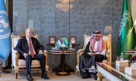 وزير الخارجية يستقبل رئيس مجلس الوزراء الفلسطيني ويوقعان عددًا من مذكرات التفاهم