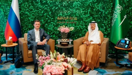 وزير الطاقة يستعرض أوجه التعاون الثنائي مع نائب رئيس مجلس الوزراء الروسي