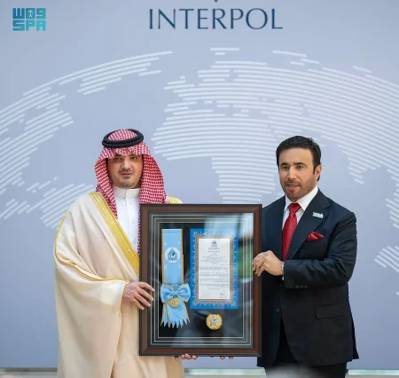 منح الأمير عبدالعزيز بن سعود وسام «الإنتربول» من الطبقة العليا