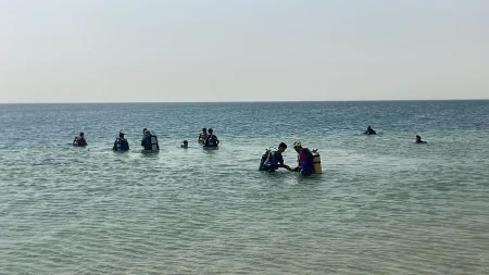 حرس الحدود ينفذ مبادرة تطوعية لتنظيف شاطئ نصف القمر وقاع البحر بالشرقية