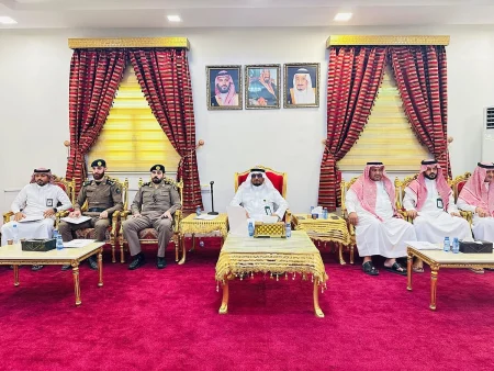 بالصور .. محافظ أبو عريش يناقش الجوانب الأمنية والخدمية مع مشايخ وعرائف المحافظة