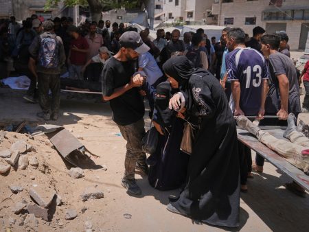 في غزة فقط يسقط الناس إغماء من الجوع ويموت الأطفال ببطء