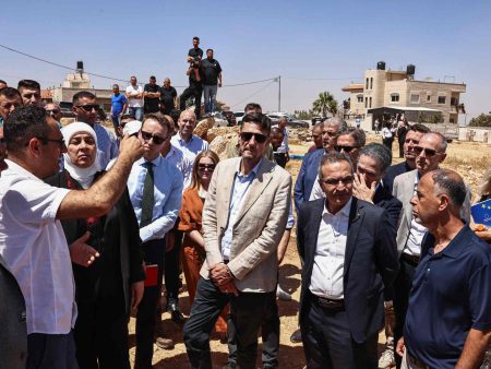 وفد أوروبي بكفر مالك يدعو لوقف اعتداءات المستوطنين بالضفة