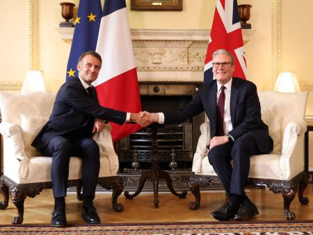 ماكرون وستارمر يبحثان تعزيز الأمن وسبل وقف إطلاق النار بأوكرانيا