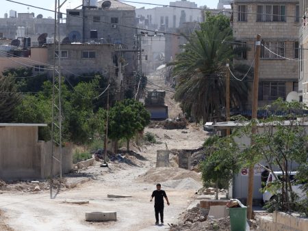 مستوطنون يحرقون منازل قرب الخليل والاحتلال يصادر آلاف الدونمات بالضفة