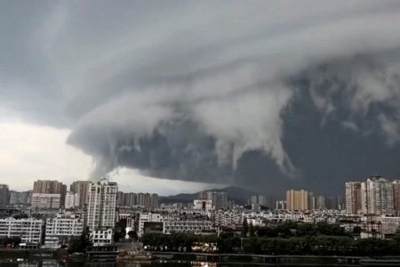 عواصف تجتاح جنوب الصين في أعقاب إعصار ويفا