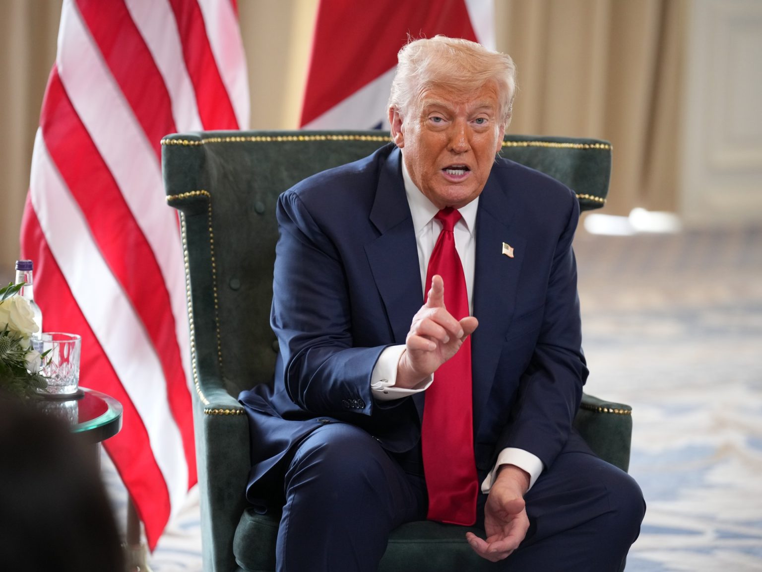 ترامب يهدد بقصف المنشآت النووية الإيرانية إن أعادت طهران تشغيلها