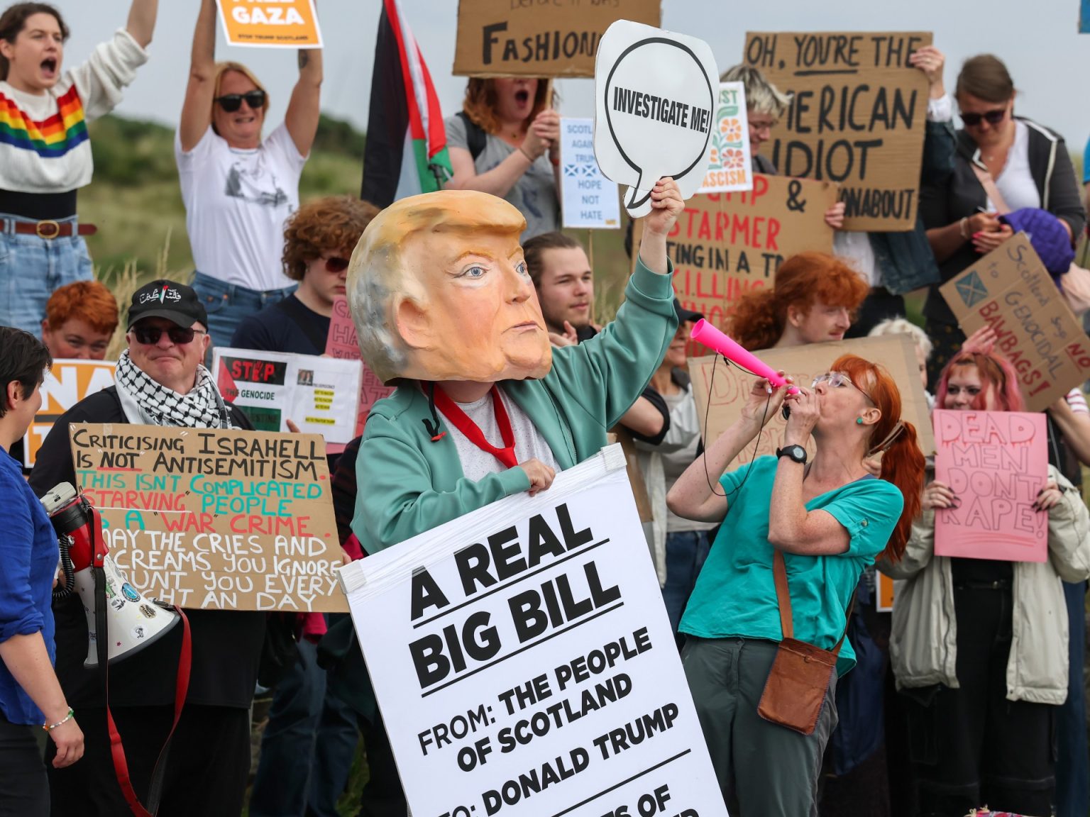 الأسكتلنديون يستقبلون ترامب بالاحتجاج اللاذع ونفخ القرب والتضامن مع فلسطين