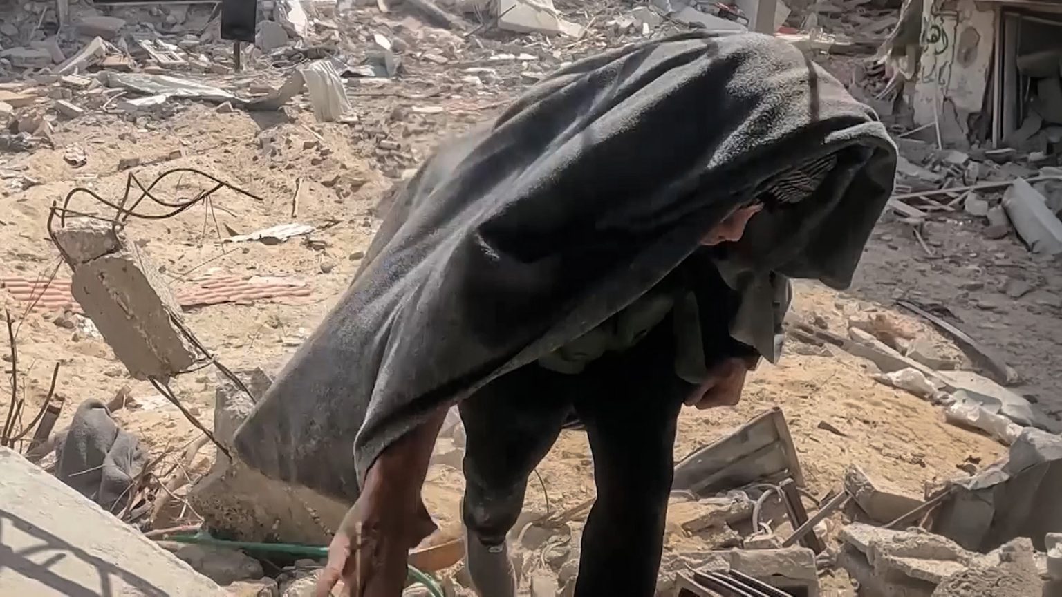 ارتداها السنوار.. لماذا يرتدي المقاومون “عباءة” في ميدان القتال؟