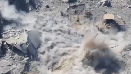 شاهد.. مقاوم فلسطيني يتسلل ويلقي عبوات داخل آلية إسرائيلية بشمال غزة