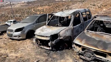 مستوطنون يخلفون دمارا واسعا ببرقة شرقي رام الله ويشعلون الحرائق