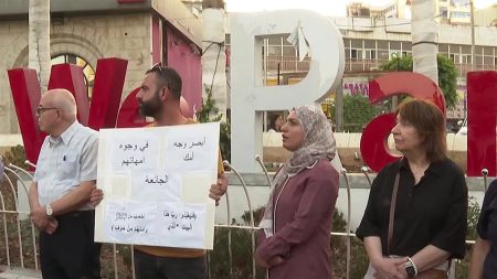 مسيرة في رام الله نصرة لغزة وتنديا بالاستيطان