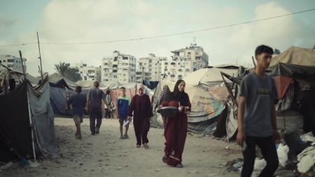 حرب غزة تشتت العائلات وتفصل بين الأزواج والأمهات وأبنائهن