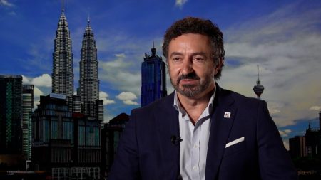 مسؤول دولي يتحدث للجزيرة نت عن تداعيات عودة ملايين اللاجئين الأفغان