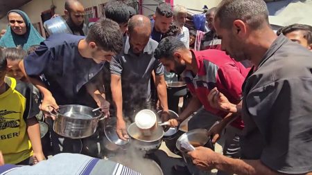 شاهد.. معاناة أهالي غزة في الحصول على لقمة العيش