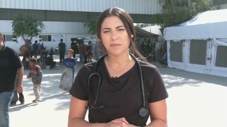 طبيبة أميركية بغزة: الناس يتساقطون من الجوع ولا مكان ولا دواء لعلاجهم