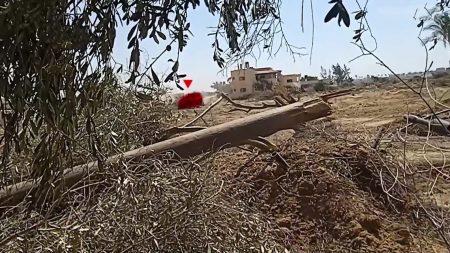 القسام تستهدف دبابة وناقلتي جند إسرائيليتين في دير البلح