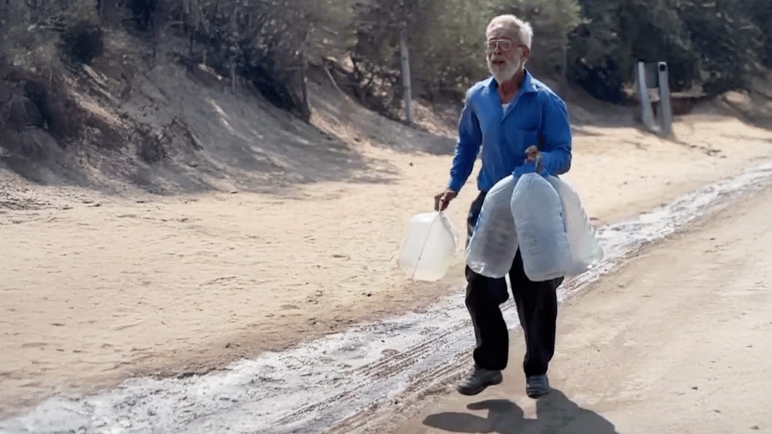 مشهد مستشار قانوني يبحث عن المياه في غزة يشعل المنصات غضبا من التجاهل الدولي