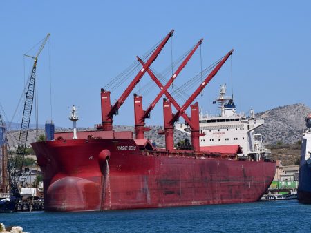 الحوثيون يبثون مشاهد لإغراق السفينة “ماجيك سيز”