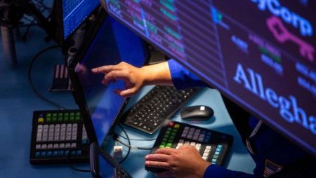 تحول مفاجئ في “وول ستريت”.. تراجع التكنولوجيا وارتفاع السندات وسط رهانات ضبابية على الفائدة