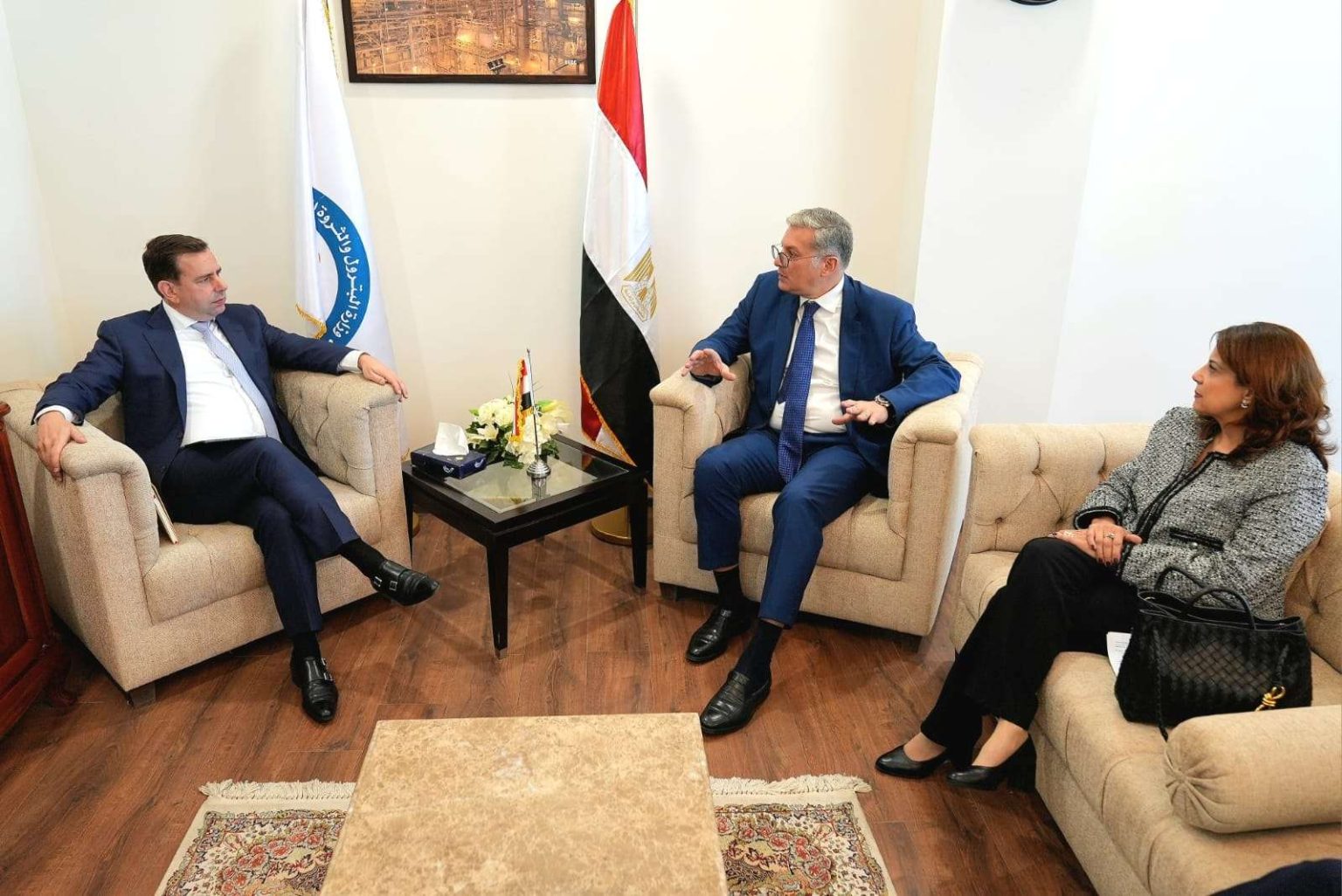 وزير البترول يبحث مع “شل” توسعات الغاز في غرب الدلتا ومشروع أفروديت القبرصي